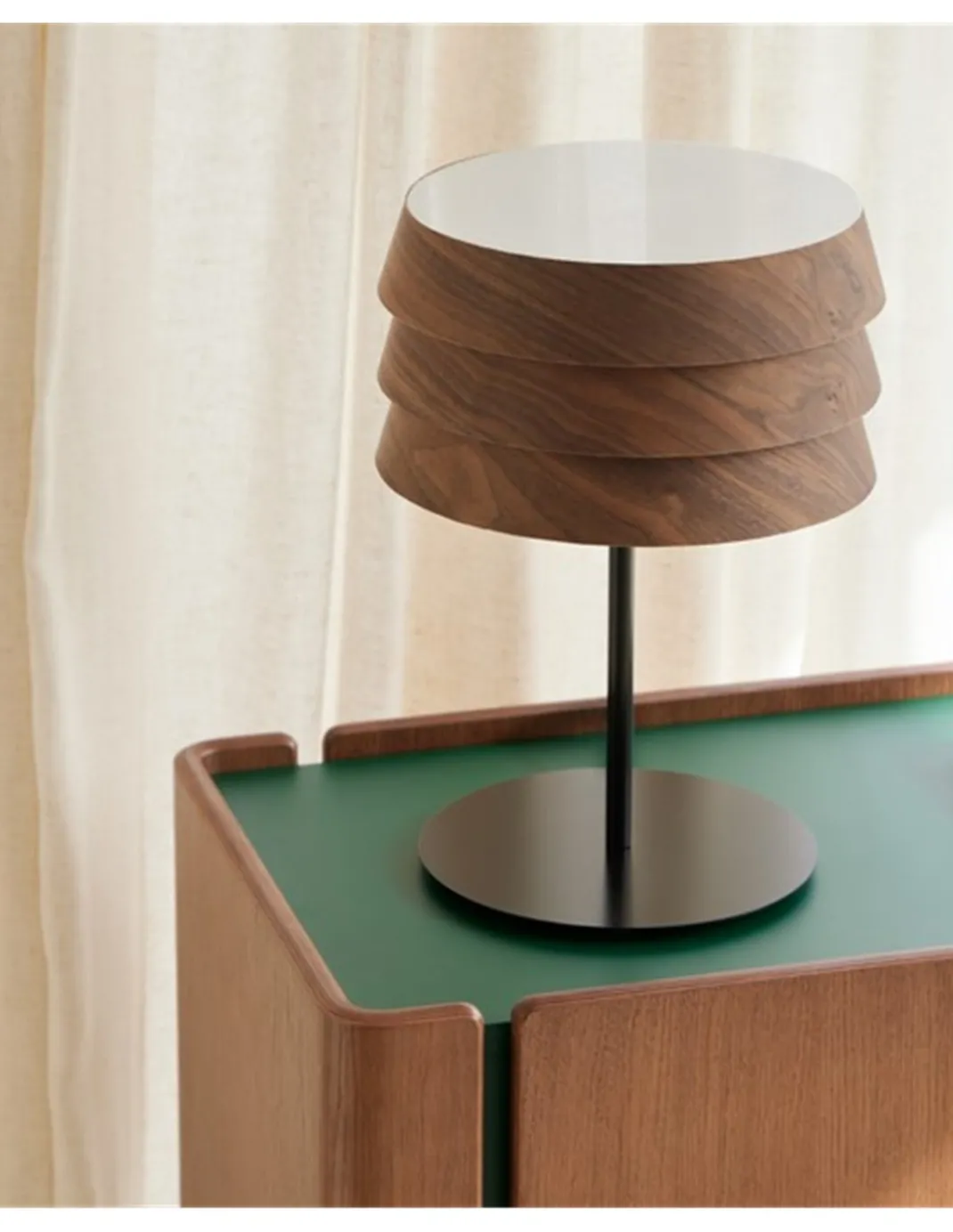 Lámpara de mesa Sussex - Punt Mobles - Diseño en madera con pantalla de lamas para aparador