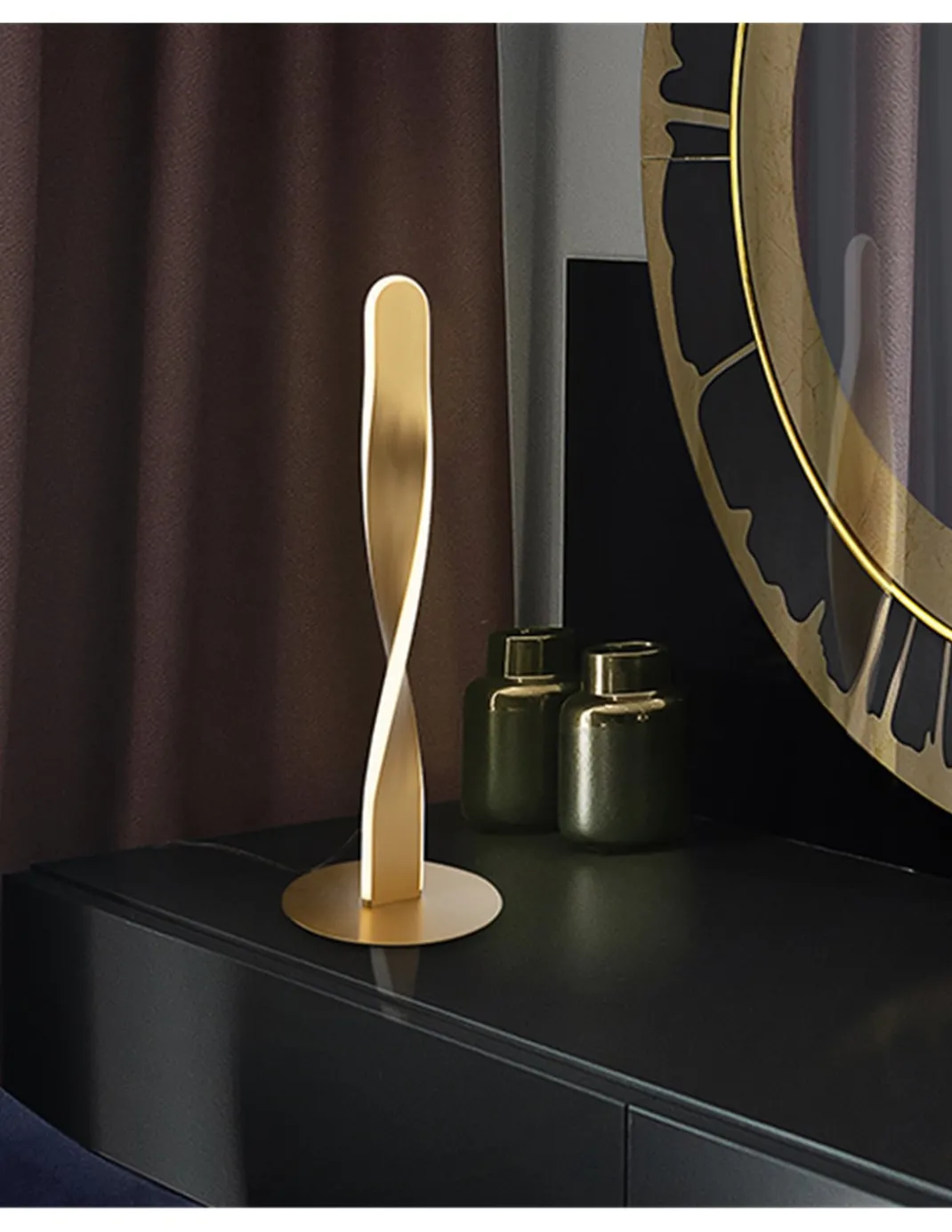 Lámpara de mesa Twist – Schuller – Diseño minimalista LED, acabado dorado