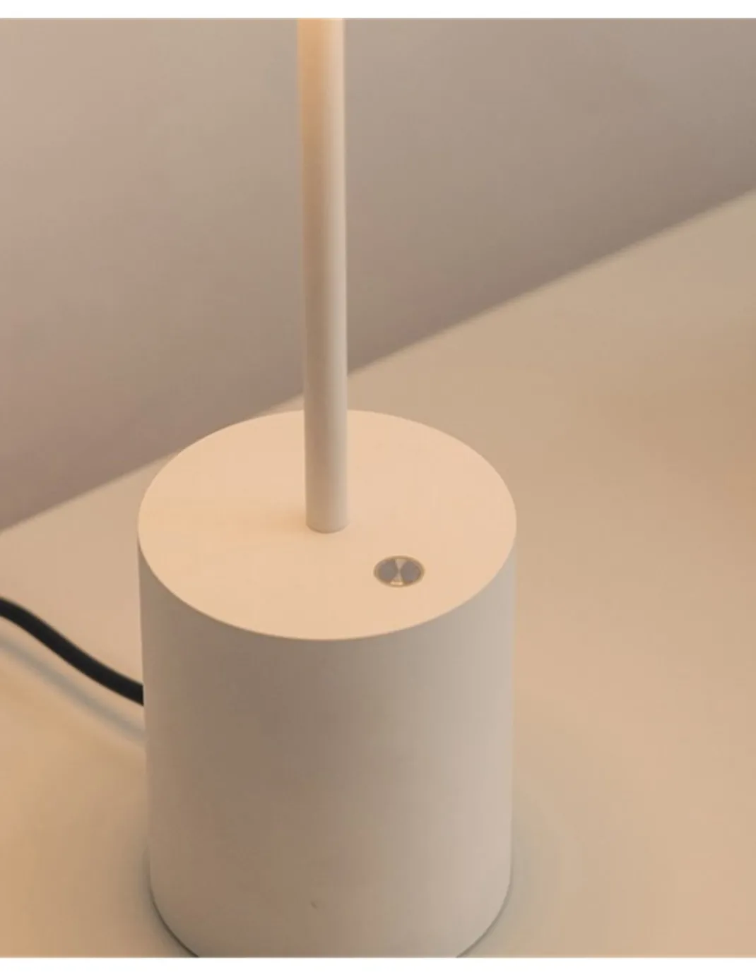 Lámpara de mesa Yoru Big - Arkoslight - Diseño minimalista en blanco o negro