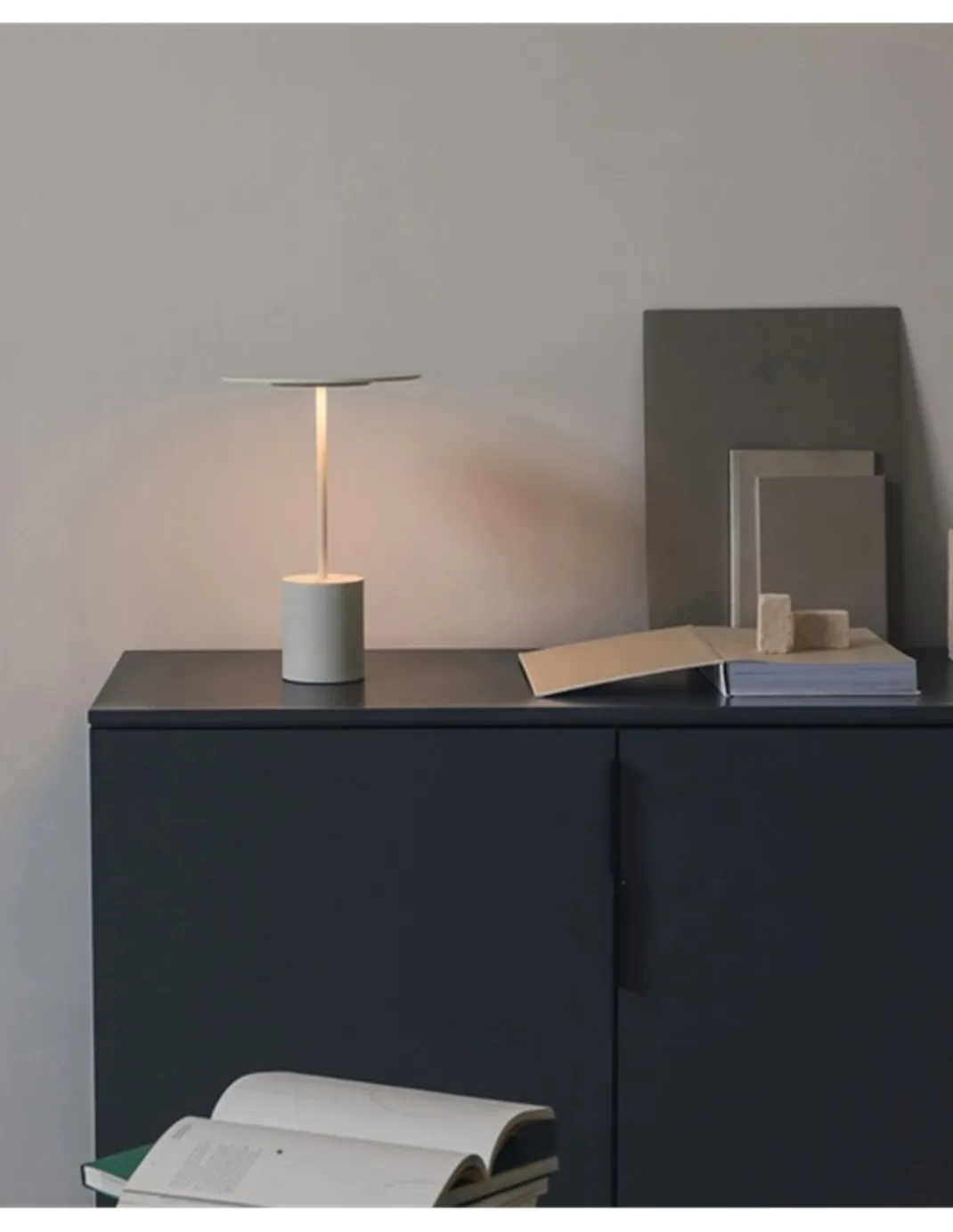 Lámpara de mesa Yoru Big - Arkoslight - Diseño minimalista en blanco o negro