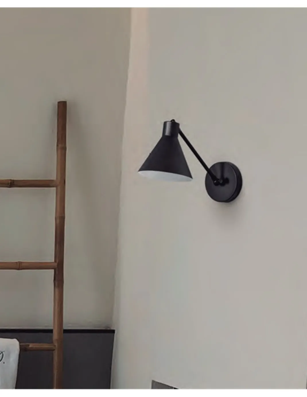 Lámpara de pared Capuchina – Luxcambra – Aplique con brazo orientable, acabado negro