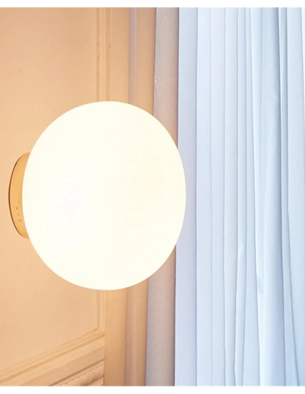 Lámpara de pared Moon – Luxcambra – Pantalla de cristal, estructura dorada