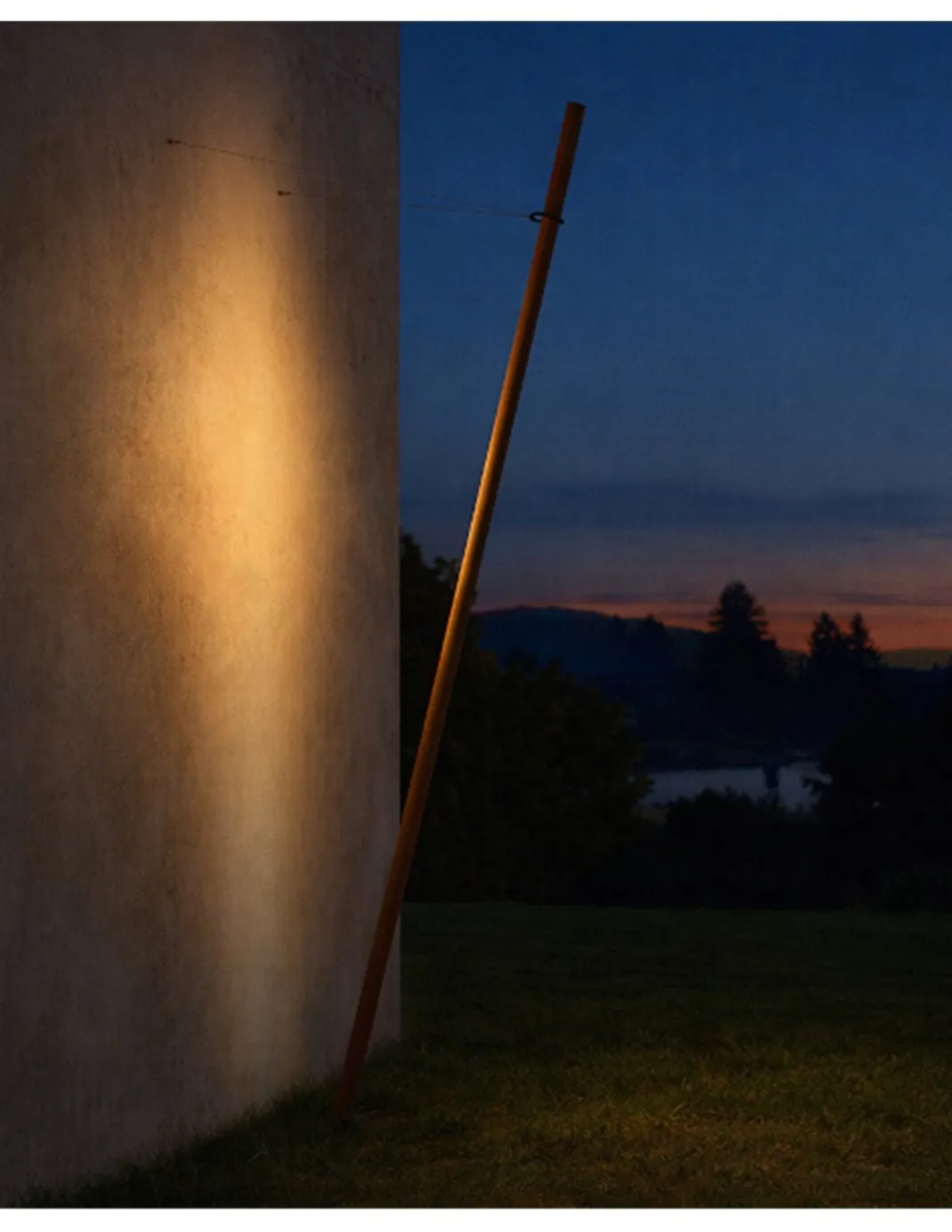 Lámpara de pie exterior Solid Outdoor Angle - B.lux - Diseño tubular inclinado con óptica darklight para terrazas y jardines