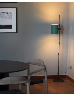 Lámpara de pie Guadalupe – Faro – Pantalla orientable en beige o verde