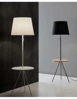Lámpara de pie Hold – Massmi – Lámpara con mesita de madera, Altura: 168 cm