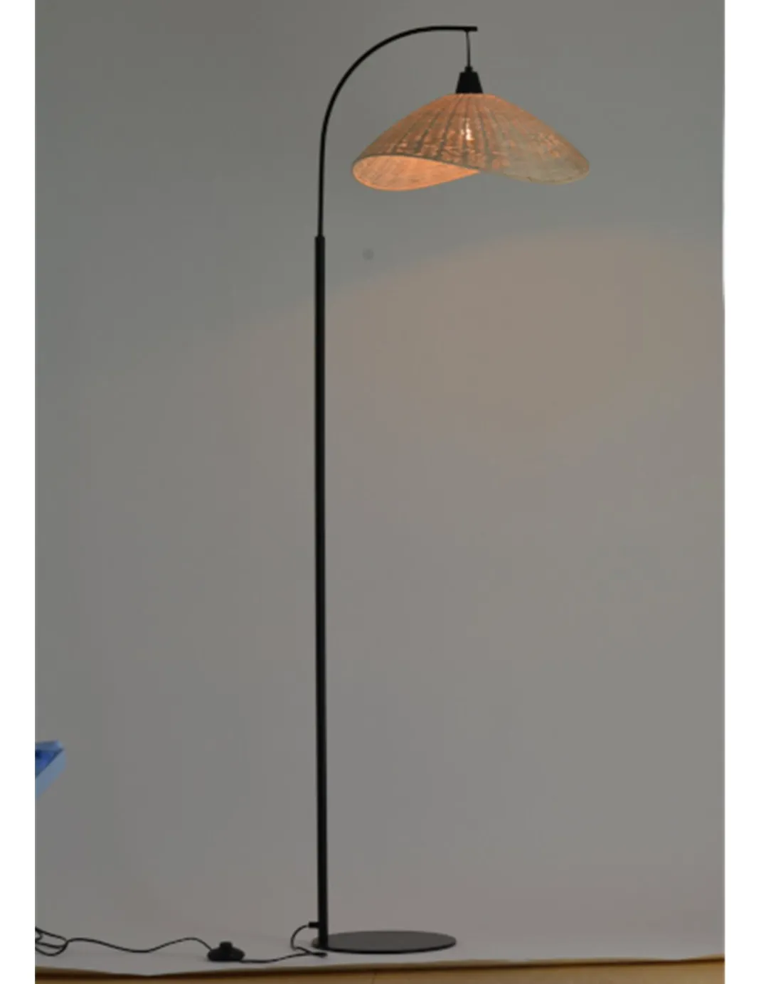 Lámpara de pie Kasteli - IDP Lampshades - Lámpara arco de mimbre natural