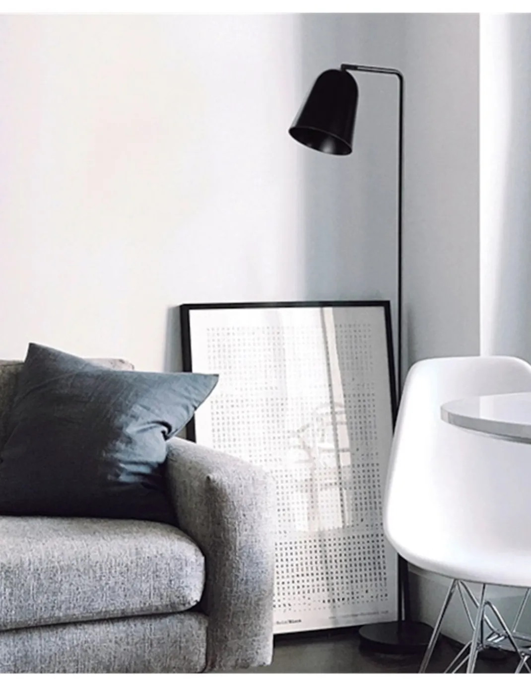 Lámpara de pie Lula – Luxcambra – Pantalla orientable ideal para lectura, acabado negro texturado, altura: 145 cm
