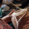 Lámpara de pie Pikul - PET Lamp - Diseño arco con pantalla de fibra natural
