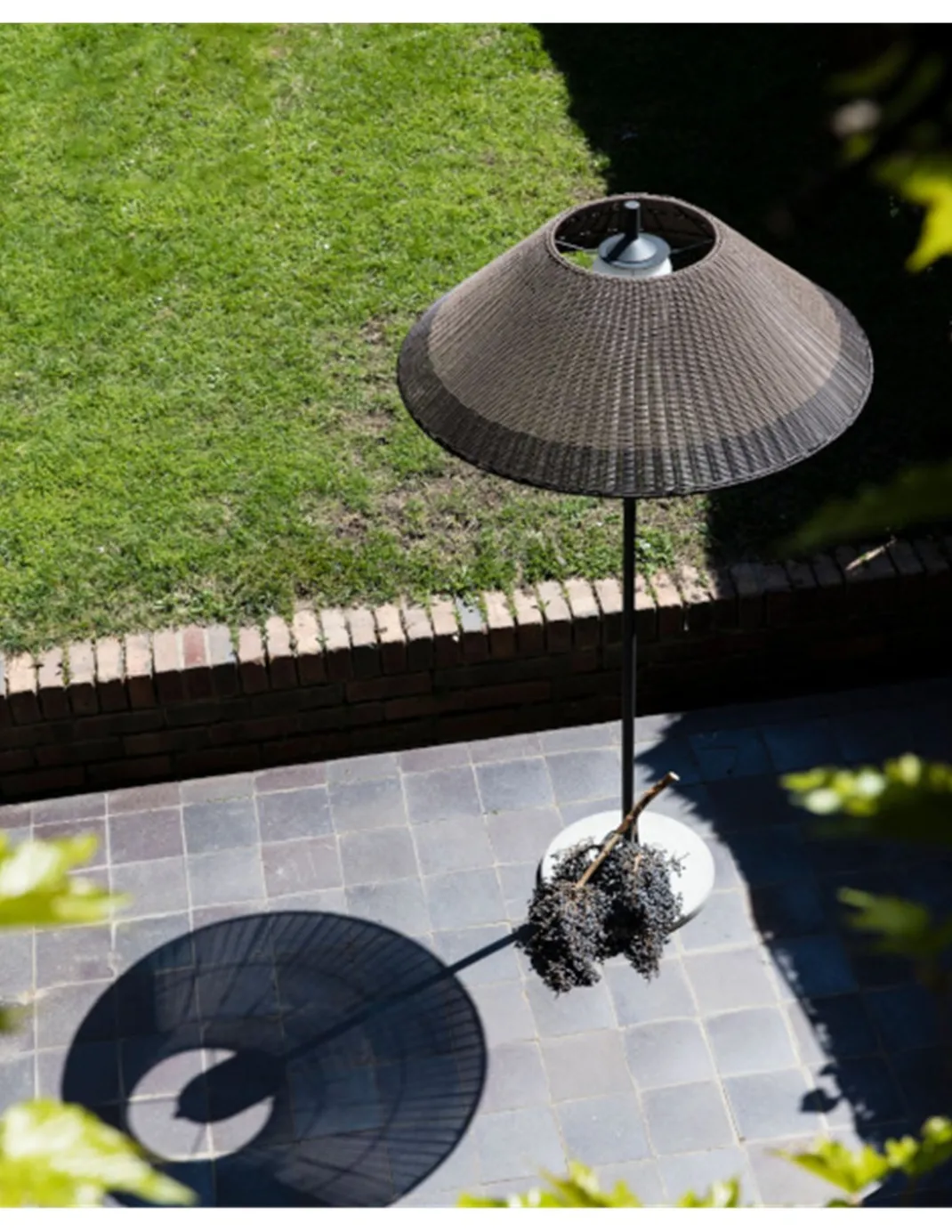 Lámpara de pie Saigon - Faro - Lámpara de mimbre y cemento, 200 cm