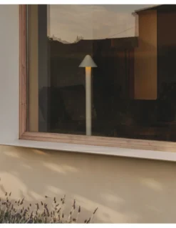 Lámpara de pie Shita - Milan - Lámpara minimalista, pantalla orientable