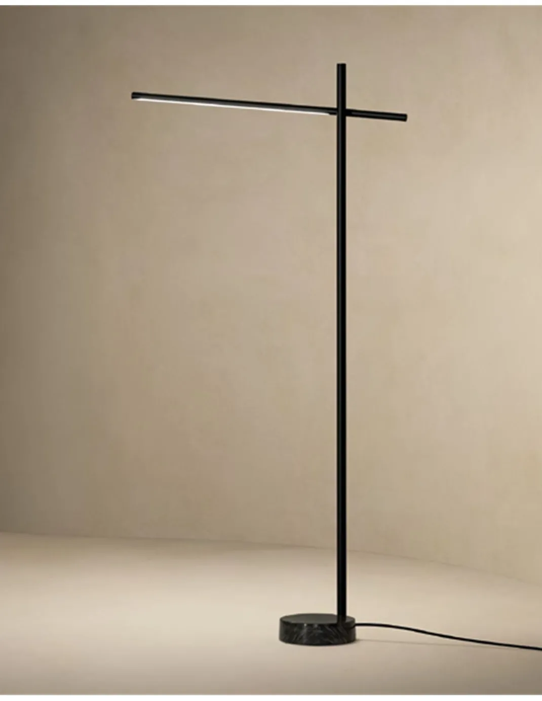 Lámpara de pie Tubs - LedsC4 - Base en mármol, orientable y regulable