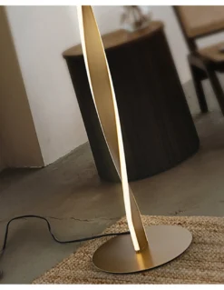 Lámpara de pie Twist – Schuller – Diseño minimalista dorado, lámpara LED