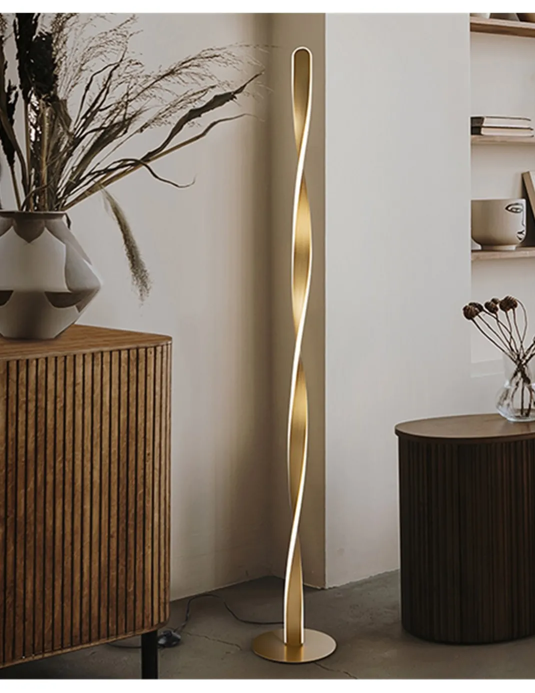 Lámpara de pie Twist – Schuller – Diseño minimalista dorado, lámpara LED