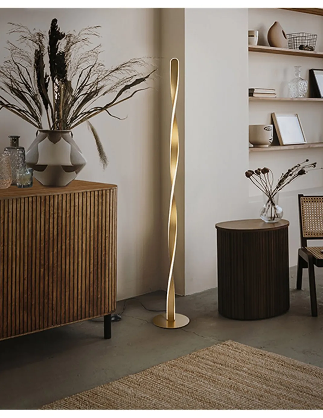 Lámpara de pie Twist – Schuller – Diseño minimalista dorado, lámpara LED