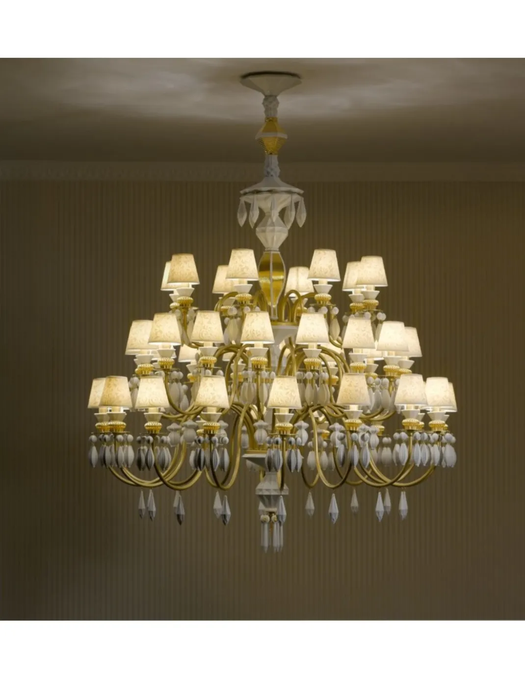 Lámpara de techo de araña de porcelana en lustre oro– Chandelier 12, 24, 40 brazos – Lladró