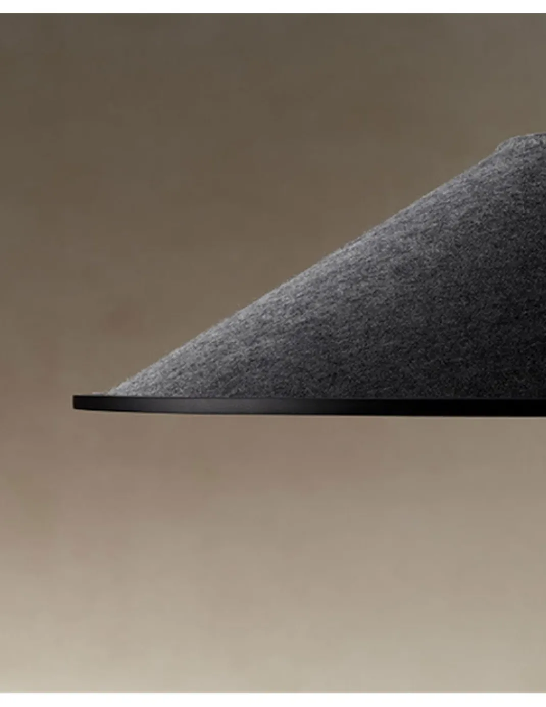 Lámpara de techo Shoemaker - LedsC4 - Lámpara acústica con pantalla cónica de fieltro reciclado
