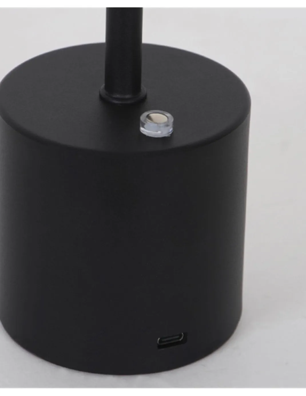 Lámpara portátil Freya – AJP – Lámpara LED negra, recargable