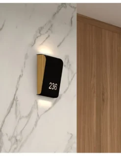 Lámpara señalética Sutil – Pujol – Aplique moderno LED customizable, Lámpara para hoteles